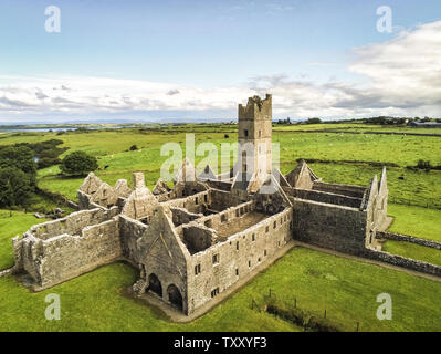 Luftaufnahme der Ruinen von Moyne Abtei im County Mayo in Irland Stockfoto