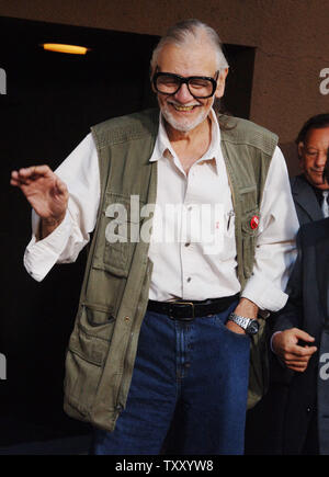 George A. Romero, der Direktor des Motion Picture "Land der Toten", kommt zu einer speziellen Siebung des Horrorfilm im Westwood" in Los Angeles zum 20. Juni 2005. In der 4. Tranche an George Romeros "Nacht der lebenden Toten"-Serie, die Zombies haben sich über die Erde genommen. Die überlebenden Menschen leben auf einem kleinen abgelegenen Landstrich, mit zwei Seiten durch Flüsse. Die Menschen streben, um zu überleben, während draußen die Zombies sind steadlily weiterentwickelt. (UPI Foto/Jim Ruymen) Stockfoto