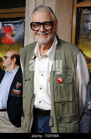 George A. Romero, der Direktor des Motion Picture "Land der Toten", kommt zu einer speziellen Siebung des Horrorfilm im Westwood" in Los Angeles zum 20. Juni 2005. In der 4. Tranche an George Romeros "Nacht der lebenden Toten"-Serie, die Zombies haben sich über die Erde genommen. Die überlebenden Menschen leben auf einem kleinen abgelegenen Landstrich, mit zwei Seiten durch Flüsse. Die Menschen streben, um zu überleben, während draußen die Zombies sind steadlily weiterentwickelt. (UPI Foto/Jim Ruymen) Stockfoto