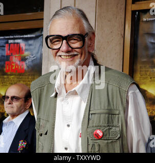 George A. Romero, der Direktor des Motion Picture "Land der Toten", kommt zu einer speziellen Siebung des Horrorfilm im Westwood" in Los Angeles zum 20. Juni 2005. In der 4. Tranche an George Romeros "Nacht der lebenden Toten"-Serie, die Zombies haben sich über die Erde genommen. Die überlebenden Menschen leben auf einem kleinen abgelegenen Landstrich, mit zwei Seiten durch Flüsse. Die Menschen streben, um zu überleben, während draußen die Zombies sind steadlily weiterentwickelt. (UPI Foto/Jim Ruymen) Stockfoto