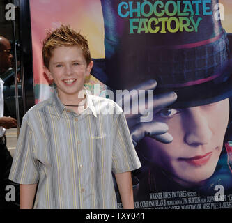 Der britische Schauspieler Freddie Highmore, warf Mitglied im neuen Film "Charlie und die Schokoladenfabrik", kommt für die Premiere des Films am Grauman's Chinese Theater in Hollywood" in Los Angeles zum 10. Juli 2005. Highmore Sterne als Zeichen Charlie Bucket in dem Film, nach dem Roman von Roald Dahl und erzählt die Geschichte von Kindern, die eine Tour des Willy Wonka Chocolate Factory gewinnen. Es öffnet sich in den Vereinigten Staaten am 15. Juli 2005. (UPI Foto/Jim Ruymen) Stockfoto