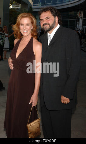 Schauspielerin Elizabeth Perkins, ein Ensemble in der romantischen Komödie motion picture "Must Love Dogs", kommt mit ihrem Mann, dem argentinischen Kameramann Julio Macat bei der Premiere des Films in Los Angeles, Kalifornien, 21. Juli 2005. Der Film, der am 29. Juli in den USA geöffnet wird, erzählt die Geschichte eines vor kurzem geschiedene Frau, ist vorsichtig Romantik entdecken mit Hilfe ihrer wohlmeinenden Familie. (UPI Foto/Jim Ruymen) Stockfoto