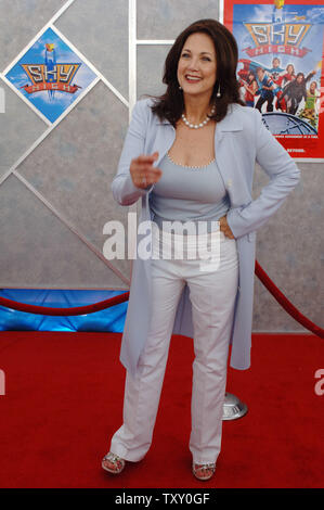 Schauspielerin Lynda Carter, ein Ensemble in Ky, die hohe Komödie Abenteuer motion picture", kommt an der Premiere des Films in Los Angeles, Kalifornien, 24. Juli 2005. Der Film erzählt die Geschichte einer Elite High School, Sky High, mit der Verantwortung der Molding anvertraut der heutigen Power-begabte Schüler in die Morgige Superhelden. (UPI Foto/Jim Ruymen) Stockfoto