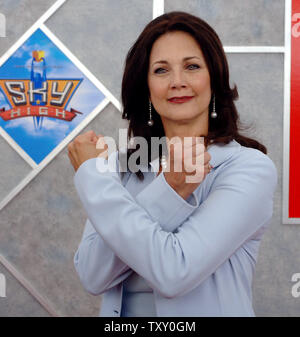 Schauspielerin Lynda Carter, ein Ensemble in Ky, die hohe Komödie Abenteuer motion picture", kommt an der Premiere des Films in Los Angeles, Kalifornien, 24. Juli 2005. Der Film erzählt die Geschichte einer Elite High School, Sky High, mit der Verantwortung der Molding anvertraut der heutigen Power-begabte Schüler in die Morgige Superhelden. (UPI Foto/Jim Ruymen) Stockfoto