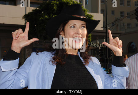 Schauspielerin Lynda Carter, ein Ensemble in der motion picture Komödie Abenteuer "die Herzöge von Hazzard', kommt zur Premiere des Films am Grauman's Chinese Theater in Hollywood Abschnitt von Los Angeles Juli 28, 2005. Der Film, auf der beliebten 70er-TV-Serie über die Abenteuer der "Cousins good Old Boy" in den USA am 29. Juli 2005 eröffnet. (UPI Foto/Jim Ruymen) Stockfoto