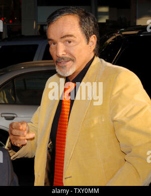 Schauspieler Burt Reynolds, ein Ensemble in der motion picture Komödie Abenteuer "die Herzöge von Hazzard', kommt zur Premiere des Films am Grauman's Chinese Theater in Hollywood Abschnitt von Los Angeles Juli 28, 2005. Der Film, auf der beliebten 70er-TV-Serie über die Abenteuer der "Cousins good Old Boy" in den USA am 29. Juli 2005 eröffnet. (UPI Foto/Jim Ruymen) Stockfoto