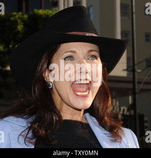 Schauspielerin Lynda Carter, ein Ensemble in der motion picture Komödie Abenteuer "die Herzöge von Hazzard', kommt zur Premiere des Films am Grauman's Chinese Theater in Hollywood Abschnitt von Los Angeles Juli 28, 2005. Der Film, auf der beliebten 70er-TV-Serie über die Abenteuer der "Cousins good Old Boy" in den USA am 29. Juli 2005 eröffnet. (UPI Foto/Jim Ruymen) Stockfoto