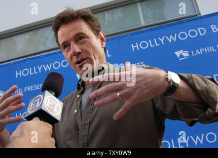 Schauspieler Bryan Cranston kommt für eine Performance von Yo-Yo Ma und der Seidenstraße Ensemble an KCRW's World Festival in der Hollywood Bowl am 7. August 2005. Cranston spielt den Vater auf 'Malcolm der Fuchs in der Mitte." (UPI Foto/Phil McCarten) Stockfoto