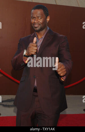 Sänger Brian McKnight kommt an der zehnten jährlichen Soul Train Lady of Soul Award in Pasadena, Kalifornien, 7. September 2005. Syndicated Television Awards würdigt die Leistungen der weiblichen Aufnahme Künstlerinnen und Künstler in den Bereichen Soul, R&B, Hip-Hop, Rap und Gospel. (UPI Foto/Jim Ruymen) Stockfoto