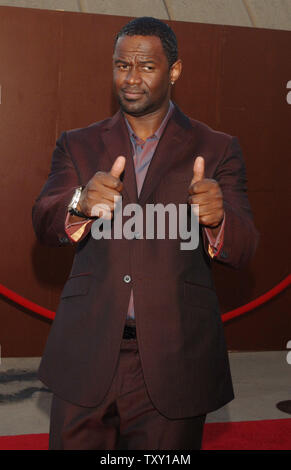 Sänger Brian McKnight kommt an der zehnten jährlichen Soul Train Lady of Soul Award in Pasadena, Kalifornien, 7. September 2005. Syndicated Television Awards würdigt die Leistungen der weiblichen Aufnahme Künstlerinnen und Künstler in den Bereichen Soul, R&B, Hip-Hop, Rap und Gospel. (UPI Foto/Jim Ruymen) Stockfoto