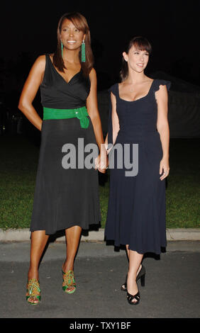 Schauspielerinnen Aisha Tyler (L) und Jennifer Love Hewitt, der Co - Stern in der neuen CBS-Thriller 'Ghost Whisperer' für die Premiere Screening der TV-Drama Serie für Fans im Hollywood Foreever Friedhof in Los Angeles am 9. September 2005 kommen. (UPI Foto/Jim Ruymen) Stockfoto