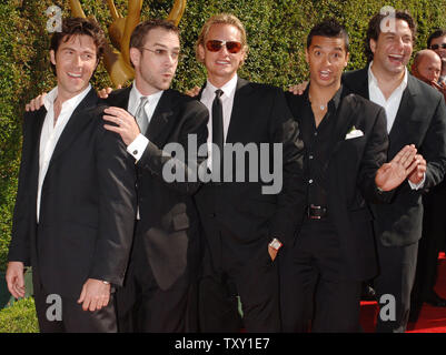 Darsteller von "Queer Eye für die Straight Guy', von links, Kyan Douglas, Ted Allen, Carson Kressley, Jai Rodriguez, und Thom Filicia Schinken, wie sie für die Creative Emmy Awards im Shrine Auditorium in Los Angeles, Kalifornien, 11. September 2005 eingehen. (UPI Foto/Jim Ruymen) Stockfoto