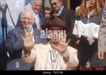 Johnny Depp besucht eine Zeremonie, wo er seine Hand und Fuß druckt in Zement am Grauman Chinese Theatre in Hollywood am 16. September 2005. (UPI Foto/Phil McCarten) Stockfoto