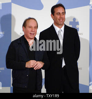Musiker Paul Simon (L) und Komiker Jerry Seinfeld hören während einer Pressekonferenz, bevor Sie auf 'Nur Eine Nacht: ein Konzert für Autism Speaks" in Los Angeles, 24. September 2005. (UPI Foto/Jim Ruymen) Stockfoto