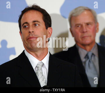 Komiker Jerry Seinfeld (L) spricht während einer Pressekonferenz vor der Durchführung mit dem Musiker Paul Simon an "Nur Eine Nacht: ein Konzert für Autism Speaks" in Los Angeles, 24. September 2005. Auf der rechten Seite ist der ehemalige NBC News anchor Tom Brokaw, amtierte. (UPI Foto/Jim Ruymen) Stockfoto