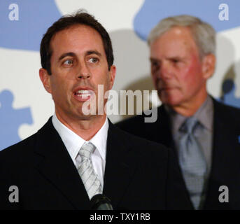 Komiker Jerry Seinfeld (L) spricht während einer Pressekonferenz vor der Durchführung mit dem Musiker Paul Simon an "Nur Eine Nacht: ein Konzert für Autism Speaks" in Los Angeles, 24. September 2005. Auf der rechten Seite ist der ehemalige NBC News anchor Tom Brokaw, amtierte. (UPI Foto/Jim Ruymen) Stockfoto
