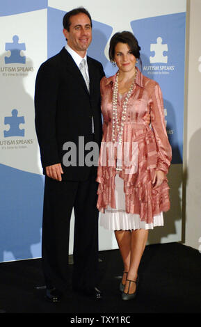 Komiker Jerry Seinfeld (L) und seine Frau Jessica teilen sich ein Lachen im Anschluss an eine Pressekonferenz, bevor er mit dem Musiker Paul Simon durchgeführt bei "Nur Eine Nacht: ein Konzert für Autism Speaks" in Los Angeles, 24. September 2005. Ehemalige NBC News anchor Tom Brokaw amtierte. (UPI Foto/Jim Ruymen) Stockfoto