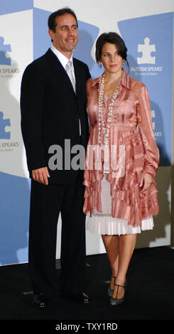 Komiker Jerry Seinfeld (L) und seine Frau Jessica teilen sich ein Lachen im Anschluss an eine Pressekonferenz, bevor er mit dem Musiker Paul Simon durchgeführt bei "Nur Eine Nacht: ein Konzert für Autism Speaks" in Los Angeles, 24. September 2005. Ehemalige NBC News anchor Tom Brokaw amtierte. (UPI Foto/Jim Ruymen) Stockfoto