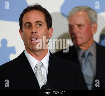 Komiker Jerry Seinfeld (L) spricht während einer Pressekonferenz vor der Durchführung mit dem Musiker Paul Simon an "Nur Eine Nacht: ein Konzert für Autism Speaks" in Los Angeles, 24. September 2005. Auf der rechten Seite ist der ehemalige NBC News anchor Tom Brokaw, amtierte. (UPI Foto/Jim Ruymen) Stockfoto