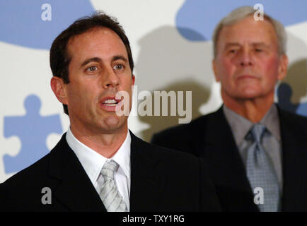 Komiker Jerry Seinfeld (L) spricht während einer Pressekonferenz vor der Durchführung mit dem Musiker Paul Simon an "Nur Eine Nacht: ein Konzert für Autism Speaks" in Los Angeles, 24. September 2005. Auf der rechten Seite ist der ehemalige NBC News anchor Tom Brokaw, amtierte. (UPI Foto/Jim Ruymen) Stockfoto