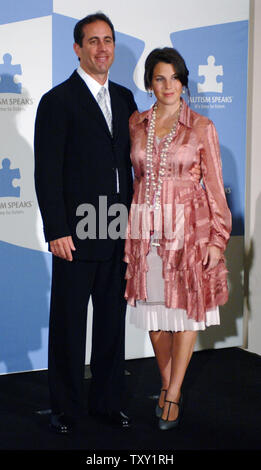 Komiker Jerry Seinfeld (L) und seine Frau Jessica teilen sich ein Lachen im Anschluss an eine Pressekonferenz, bevor er mit dem Musiker Paul Simon durchgeführt bei "Nur Eine Nacht: ein Konzert für Autism Speaks" in Los Angeles, 24. September 2005. Ehemalige NBC News anchor Tom Brokaw amtierte. (UPI Foto/Jim Ruymen) Stockfoto