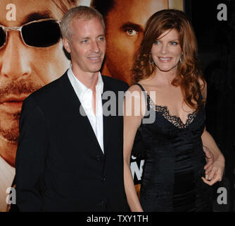 Schauspielerin Rene Russo (R), die in der motion picture Kriminalität Drama "Zwei für das Geld' und ihr Mann, der Schriftsteller Dan Gilroy, für die Premiere des Films an der Akademie der Motion Picture Arts and Sciences in Beverly Hills, Kalifornien, 26. September 2005 kommen die Sterne. Russo co-stars mit US-Schauspieler Al Pacino und Matthew McConaughey. (UPI Foto/Jim Ruymen) Stockfoto