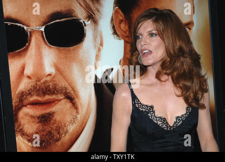 Schauspielerin Rene Russo, die in der motion picture Kriminalität Drama "Zwei für das Geld" für die Premiere des Films an der Akademie der Motion Picture Arts and Sciences in Beverly Hills, Kalifornien, 26. September 2005 kommt Sterne. (UPI Foto/Jim Ruymen) Stockfoto