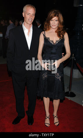 Schauspielerin Rene Russo (R), die in der motion picture Kriminalität Drama "Zwei für das Geld' und ihr Mann, der Schriftsteller Dan Gilroy, für die Premiere des Films an der Akademie der Motion Picture Arts and Sciences in Beverly Hills, Kalifornien, 26. September 2005 kommen die Sterne. (UPI Foto/Jim Ruymen) Stockfoto