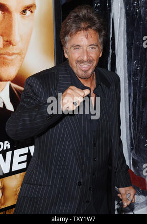 Schauspieler Al Pacino, einer der Stars der neuen Motion Picture' Zwei für das Geld", kommt für die Premiere des Films in den Beverly Hills am 26. September 2005. Der Film auch stars Matthew McConaughey, Rene Russo und Jaime King und ist über einen ehemaligen College Football Star, der leidet, eine Karriere - Endeverletzung und richtet sich mit einer der bekanntesten Buchmacher in der Sports gambling Business. Der Film öffnet sich am 7. Oktober in den Vereinigten Staaten. (UPI Foto/Jim Ruymen) Stockfoto