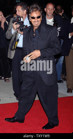 Schauspieler Al Pacino, einer der Stars der neuen Motion Picture' Zwei für das Geld", kommt für die Premiere des Films in den Beverly Hills am 26. September 2005. Der Film auch stars Matthew McConaughey, Rene Russo und Jaime King und ist über einen ehemaligen College Football Star, der leidet, eine Karriere - Endeverletzung und richtet sich mit einer der bekanntesten Buchmacher in der Sports gambling Business. Der Film öffnet sich am 7. Oktober in den Vereinigten Staaten. (UPI Foto/Jim Ruymen) Stockfoto