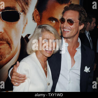 Schauspieler Matthew McConaughey, einer der Stars der neuen Motion picture Drama "Zwei für das Geld' und das Tragen eines Magnolia in seinem Revers für Hurrikan Opfer, kommt mit seiner Mutter Kay bei der Premiere des Films in den Beverly Hills am 26. September 2005. Der Film auch stars Al Pacino, Rene Russo und Jaime King und ist über einen ehemaligen College Football Star, der leidet, eine Karriere - Endeverletzung und richtet sich mit einer der bekanntesten Buchmacher in der Sports gambling Business. Der Film öffnet sich am 7. Oktober in den Vereinigten Staaten. (UPI Foto/Jim Ruymen) Stockfoto