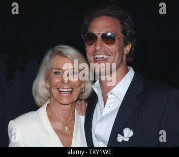 Schauspieler Matthew McConaughey, einer der Stars der neuen Motion picture Drama "Zwei für das Geld' und das Tragen eines Magnolia in seinem Revers für Hurrikan Opfer, kommt mit seiner Mutter Kay bei der Premiere des Films in den Beverly Hills am 26. September 2005. Der Film auch stars Al Pacino, Rene Russo und Jaime King und ist über einen ehemaligen College Football Star, der leidet, eine Karriere - Endeverletzung und richtet sich mit einer der bekanntesten Buchmacher in der Sports gambling Business. Der Film öffnet sich am 7. Oktober in den Vereinigten Staaten. (UPI Foto/Jim Ruymen) Stockfoto