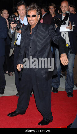 Schauspieler Al Pacino, einer der Stars der neuen Motion Picture' Zwei für das Geld", kommt für die Premiere des Films in den Beverly Hills am 26. September 2005. Der Film auch stars Matthew McConaughey, Rene Russo und Jaime King und ist über einen ehemaligen College Football Star, der leidet, eine Karriere - Endeverletzung und richtet sich mit einer der bekanntesten Buchmacher in der Sports gambling Business. Der Film öffnet sich am 7. Oktober in den Vereinigten Staaten. (UPI Foto/Jim Ruymen) Stockfoto