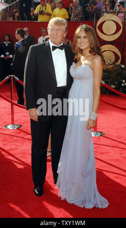 Donald Trump, 59, kommt mit seiner Frau Melania für die 57. jährlichen Primetime Emmy Awards im Shrine Auditorium in Los Angeles in diesem September 18, 2005, Foto. Trumpf's Frau Melania Knauss, 35, ist schwanger mit fünftes Kind des real estate Mogul, und ist im Frühjahr, der Trumpf-Sprecherin am 27. September 2005 sagte. (UPI Foto/Jim Ruymen/Datei) Stockfoto