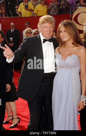 Donald Trump, 59, kommt mit seiner Frau Melania für die 57. jährlichen Primetime Emmy Awards im Shrine Auditorium in Los Angeles in diesem September 18, 2005, Foto. Trumpf's Frau Melania Knauss, 35, ist schwanger mit fünftes Kind des real estate Mogul, und ist im Frühjahr, der Trumpf-Sprecherin am 27. September 2005 sagte. (UPI Foto/Jim Ruymen/Datei) Stockfoto