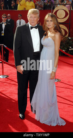 Donald Trump, 59, kommt mit seiner Frau Melania für die 57. jährlichen Primetime Emmy Awards im Shrine Auditorium in Los Angeles in diesem September 18, 2005, Foto. Trumpf's Frau Melania Knauss, 35, ist schwanger mit fünftes Kind des real estate Mogul, und ist im Frühjahr, der Trumpf-Sprecherin am 27. September 2005 sagte. (UPI Foto/Jim Ruymen/Datei) Stockfoto