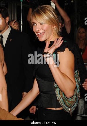 Schauspielerin Cameron Diaz lächelt während der Los Angeles Premiere des Motion Picture dramatische Komödie "In die Schuhe" an der Akademie für Kunst und Wissenschaft in Beverly Hills, Kalifornien, 28. September 2005. Der Film basiert auf dem Roman von Jennifer Weiner und erzählt die Geschichte von Party girl Maggie Feller, gespielt von Diaz, und Ihr Kopf - an - gerade Schwester Rose, gespielt von Toni Collette. (UPI Foto/Jim Ruymen) Stockfoto