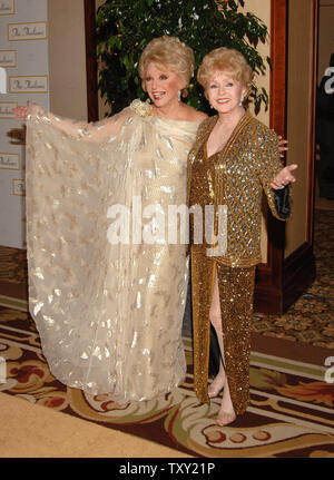 Ruta Lee (L) und Debbie Reynolds kommen für die Thalians zum 50-jährigen Jubiläum Gala statt im Hyatt Regency Century Plaza Hotel in Los Angeles am 8. Oktober 2005. (UPI Foto/Phil McCarten) Stockfoto