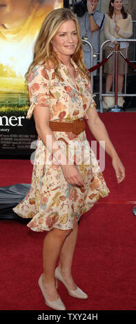 Elisabeth Shue, ein Ensemble in der neuen Motion picture Sport drama 'Dreamer', kommt für die Premiere des Films in Los Angeles, Kalifornien, 9. Oktober 2005. (UPI Foto/Jim Ruymen) Stockfoto