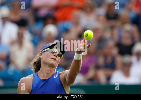 Devonshire Park, Eastbourne, Großbritannien. 25. Juni 2019. Natur Tal International Tennis Turnier; Samantha Stosur (AUS) dient der Angelique Kerber (GER) Credit: Aktion plus Sport/Alamy leben Nachrichten Stockfoto