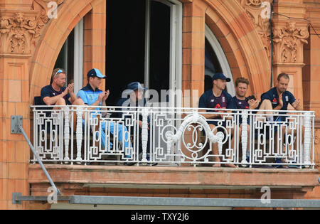 London, Großbritannien. 25. Juni 2019. England Kapitän Eoin Morgan führt den Beifall von der team Balkon für Ben schürt von England nach, die er während des England v Australia, ICC Cricket World Cup match entlassen wurde, an den Lords in London, England. Credit: Cal Sport Media/Alamy leben Nachrichten Stockfoto