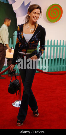 Schauspielerin Teri Hatcher, Star der TV-Serie 'Desperate Housewives', kommt als Gast für die Premiere des neuen Walt Disney Pictures animierte Motion Picture "Chicken Little" am El Capitan Theatre in Hollywood" in Los Angeles zum 30. Oktober 2005. Der Film öffnet sich in den Vereinigten Staaten am 4. November. (UPI Foto/Jim Ruymen) Stockfoto