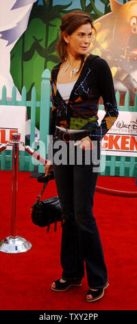 Schauspielerin Teri Hatcher, Star der TV-Serie 'Desperate Housewives', kommt als Gast für die Premiere des neuen Walt Disney Pictures animierte Motion Picture "Chicken Little" am El Capitan Theatre in Hollywood" in Los Angeles zum 30. Oktober 2005. Der Film öffnet sich in den Vereinigten Staaten am 4. November. (UPI Foto/Jim Ruymen) Stockfoto