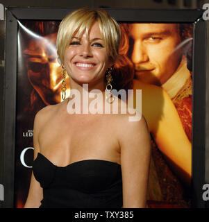 Us-Schauspielerin Sienna Miller, warf Mitglied in der neuen Motion Picture 'Casanova', für Nordamerikanische Premiere des Films am AFI Fest 2005 im Hollywood Abschnitt von Los Angeles, 13. November 2005 eingeht. Der Film, Regie: Lasse Hallstrom, auch stars Heath Ledger, Lena Olin, Natalie Dormer und Oliver Platt und öffnet am 25. Dezember 2005 in den USA (UPI Foto/Jim Ruymen) Stockfoto