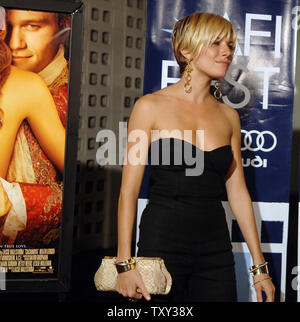 Us-Schauspielerin Sienna Miller, warf Mitglied in der neuen Motion Picture 'Casanova', für Nordamerikanische Premiere des Films am AFI Fest 2005 im Hollywood Abschnitt von Los Angeles, 13. November 2005 eingeht. Der Film, Regie: Lasse Hallstrom, auch stars Heath Ledger, Lena Olin, Natalie Dormer und Oliver Platt und öffnet am 25. Dezember 2005 in den USA (UPI Foto/Jim Ruymen) Stockfoto