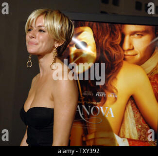 Us-Schauspielerin Sienna Miller, warf Mitglied in der neuen Motion Picture 'Casanova', für Nordamerikanische Premiere des Films am AFI Fest 2005 im Hollywood Abschnitt von Los Angeles, 13. November 2005 eingeht. Der Film, Regie: Lasse Hallstrom, auch stars Heath Ledger, Lena Olin, Natalie Dormer und Oliver Platt und öffnet am 25. Dezember 2005 in den USA (UPI Foto/Jim Ruymen) Stockfoto