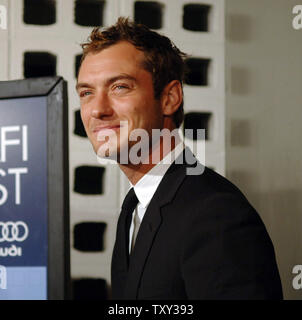 Der britische Schauspieler Jude Law kommt als Gast für den Nordamerikanischen Premiere von 'Casanova' an AFI Fest 2005 im Hollywood Abschnitt von Los Angeles November 13, 2005. Der Film von Lasse Hallstrom geleitet und auch in den Hauptrollen Sienna Miller, Heath Ledger, Lena Olin, Natalie Dormer und Oliver Platt, öffnet am 25. Dezember in den Vereinigten Staaten. (UPI Foto/Jim Ruymen) Stockfoto