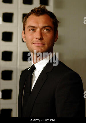 Der britische Schauspieler Jude Law kommt als Gast für den Nordamerikanischen Premiere von 'Casanova' an AFI Fest 2005 im Hollywood Abschnitt von Los Angeles November 13, 2005. Der Film von Lasse Hallstrom geleitet und auch in den Hauptrollen Sienna Miller, Heath Ledger, Lena Olin, Natalie Dormer und Oliver Platt, öffnet am 25. Dezember in den Vereinigten Staaten. (UPI Foto/Jim Ruymen) Stockfoto