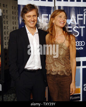 'Casanova' Regisseur Lasse Hallstrom (L) und seine Frau, warf Mitglied Lena Olin, kommen an der Amerikanischen Premiere des Films während der Nacht von AFI Fest 2005 am Arclight Theater in Los Angeles, Kalifornien, November 13, 2005. (UPI Foto/Jim Ruymen) Stockfoto