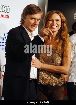 'Casanova' Regisseur Lasse Hallstrom (L) und seine Frau, warf Mitglied Lena Olin, kommen an der Amerikanischen Premiere des Films während der Nacht von AFI Fest 2005 am Arclight Theater in Los Angeles, Kalifornien, November 13, 2005. (UPI Foto/Jim Ruymen) Stockfoto